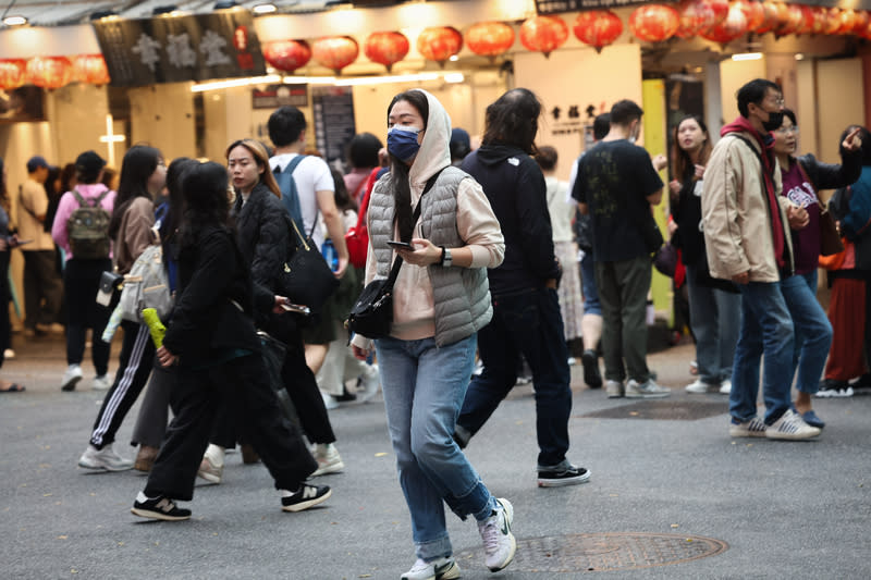 北台灣濕涼（2） 中央氣象署表示，30日東北季風增強，迎風面水氣明 顯增加，桃園以北及東半部轉為陰短暫雨的天氣，氣 溫方面，北台灣白天高溫下降到攝氏21至23度。圖為 在台北西門商圈逛街的民眾穿上保暖衣物。 中央社記者吳家昇攝  112年11月30日 