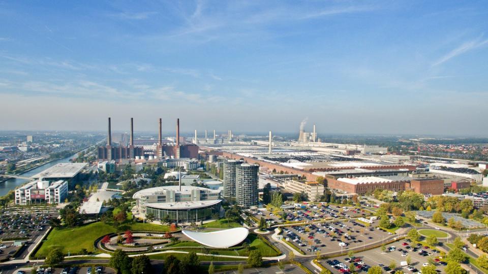 Das Volkswagen-Werk in Wolfsburg. Als Folge der Coronakrise schließt VW vorübergehend Werke in Europa.