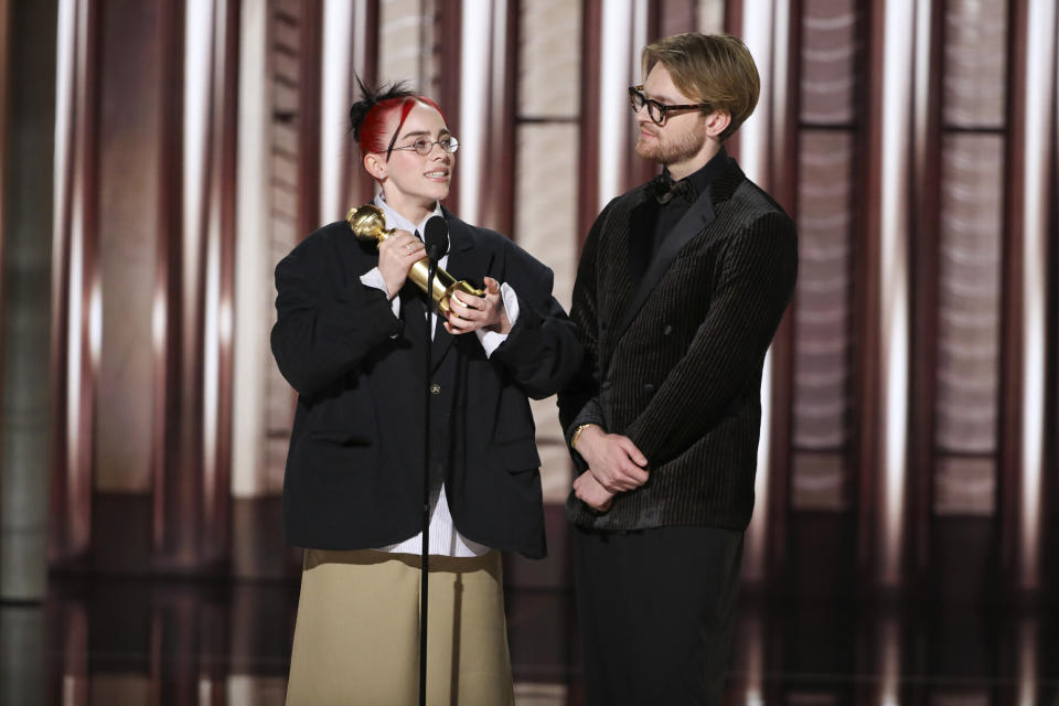 En esta imagen proporcionada por CBS, Billie Eilish O'Connell, izquierda, y Finneas O'Connell reciben el premio a mejor canción original por "What Was I Made For?" en la 81a edición de los Globos de Oro el domingo 7 de enero de 2024, en el Hotel Beverly Hilton en Beverly Hills, California. (Sonja Flemming/CBS via AP)