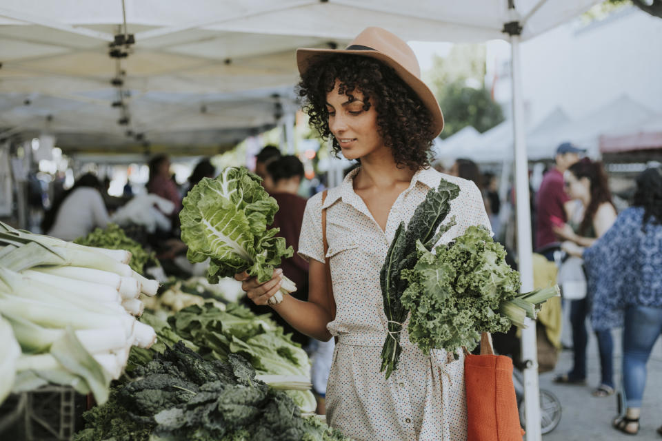 Los vegetales de hojas verde oscuro, así como las leguminosas y las carnes, son alimentos ricos en hierro. (Getty Creative)