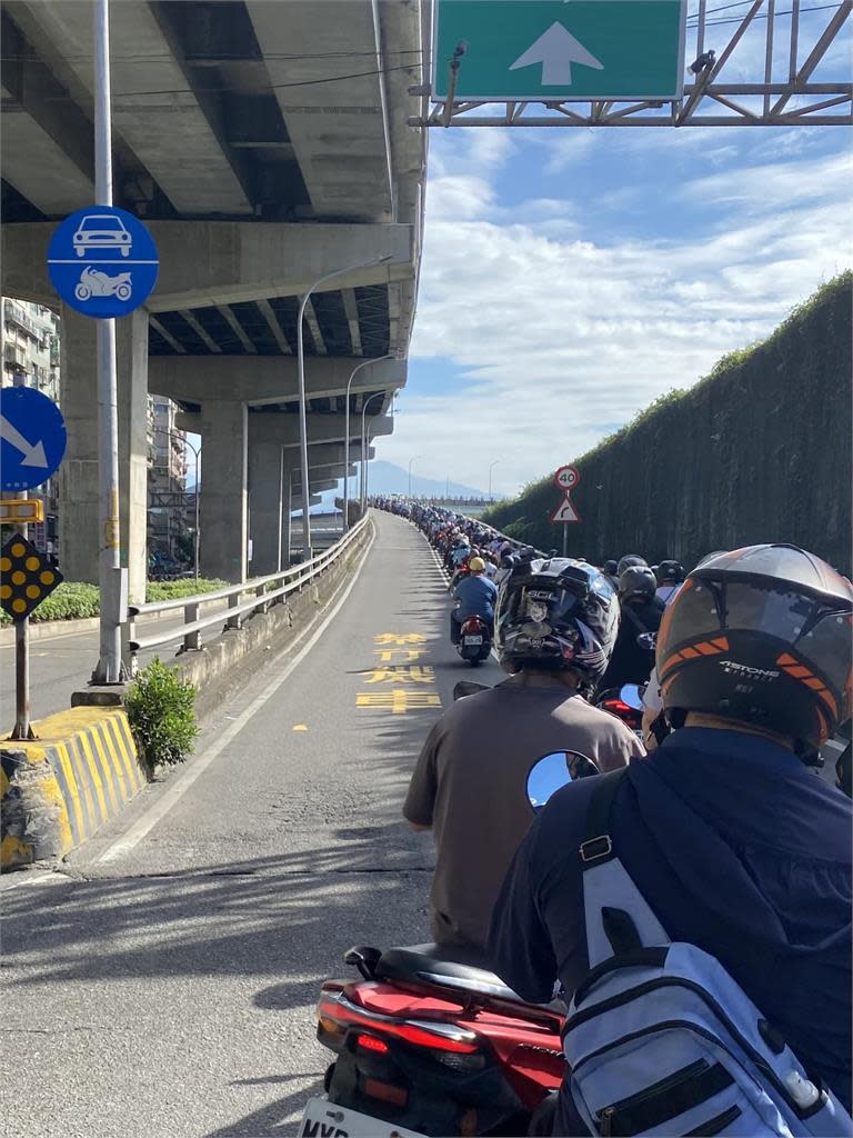 台北橋「機車瀑布」震撼全世界！「上游照」曝光驚呆網：塞到懷疑人生