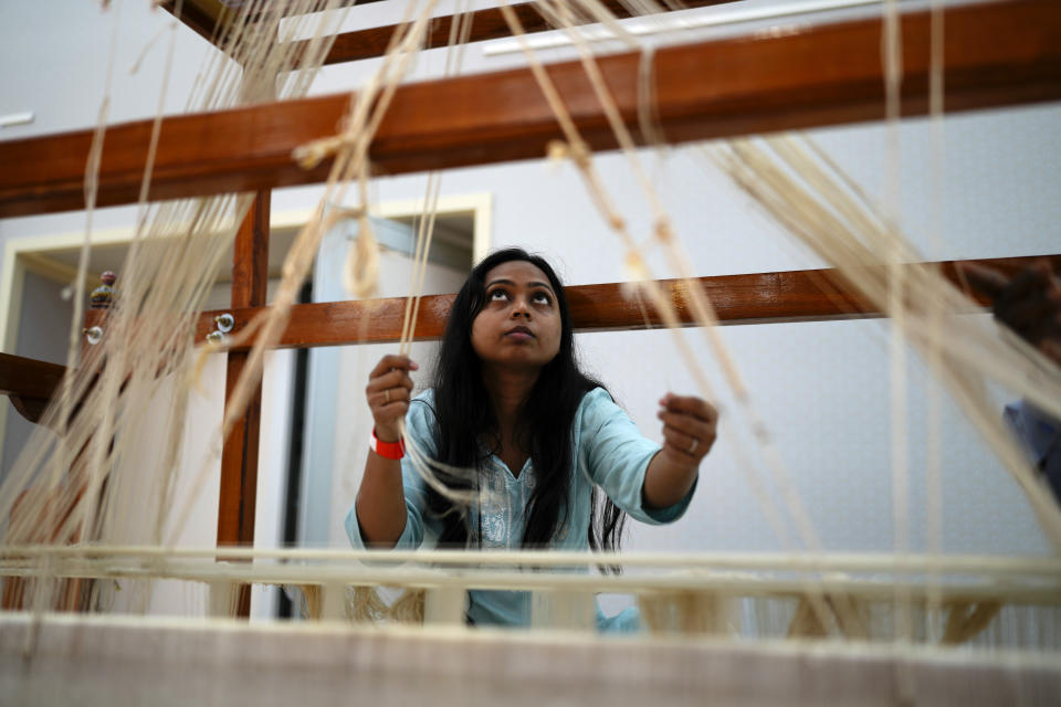 Monica Maurya trabaja en la Casa de la India en el Parc de la Villette renombrado temporalmente Parc des Nations antes de los Juegos Olímpicos de Verano de 2024, el martes 23 de julio de 2024, en París, Francia. (Foto AP/Natacha Pisarenko)