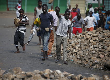 Protesters set up a barricade during a protest against Burundi President Pierre Nkurunziza and his bid for a third term in Bujumbura, Burundi, May 26, 2015. REUTERS/Goran Tomasevic