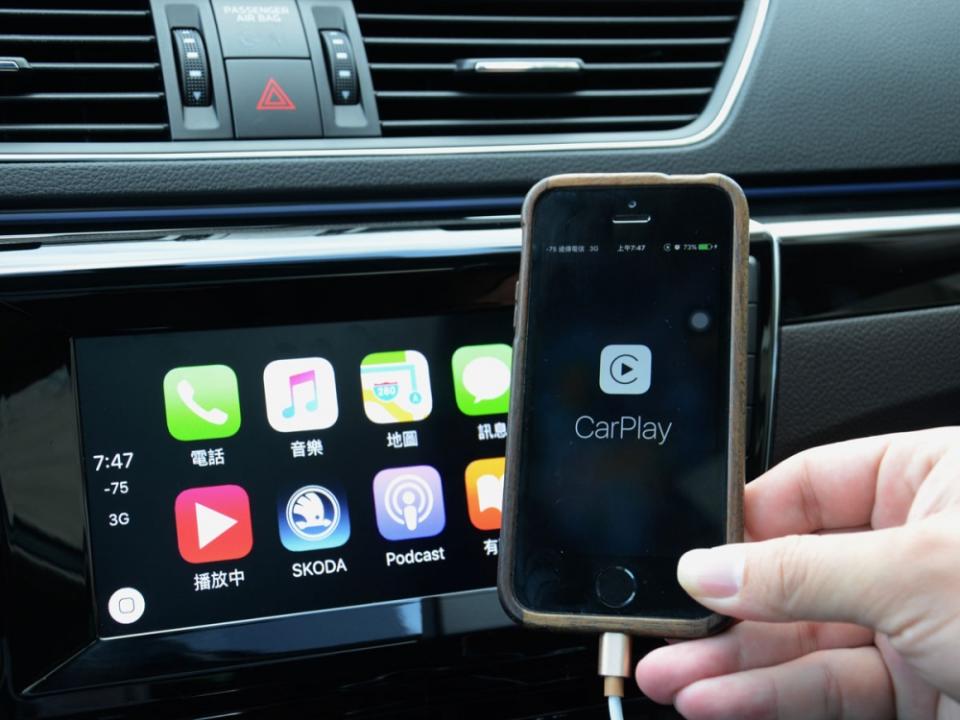 標配8吋Bolero觸控螢幕，並整合Apple CarPlay等手機連結功能。
