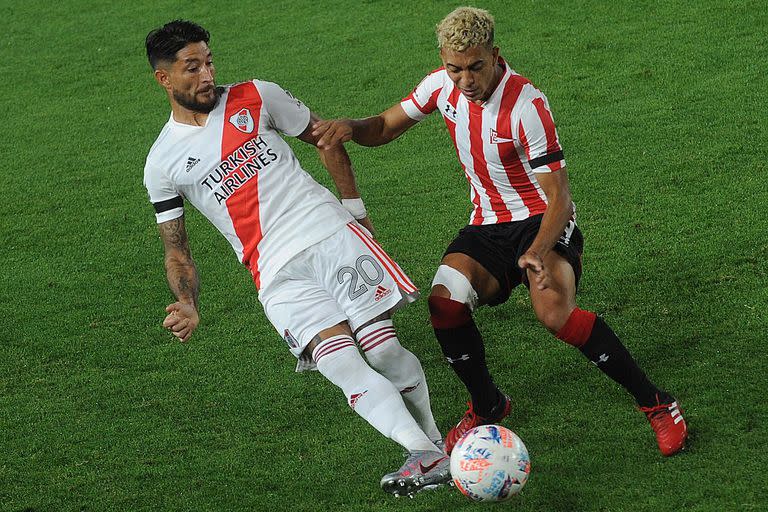 Escena del encuentro entre Estudiantes de La Plata y River Plate, en el estadio Jorge Hirschl, su partido correspondiente por la primera fecha, zona A, de la Copa de la Liga Profesional (LPF) de fútbol.