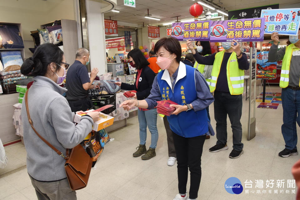 林琦瑜處長帶隊在大賣場宣傳勿酒駕保安全。（縣府提供）