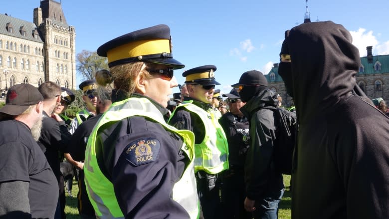 Far-right, anti-fascist protesters temporarily shut Quebec border crossing