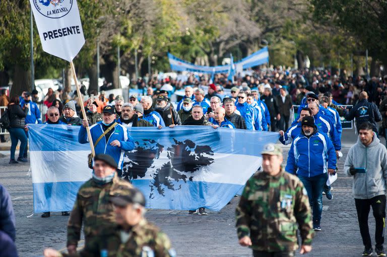 Acto por el 20 de Junio en el Monumento a la Bandera (Rosario). Homenaje a los ex combatientes de Malvinas, tras cumplirse 40 años de la guerra. El acto concluyó con un desfile de 1200 veteranos y sus familias que llegaron desde todo el país. Estuvieron presentes Omar Perotti, Pablo Javkin, Landriscina, Soledad Pastorutti, Jorge Fandermole.