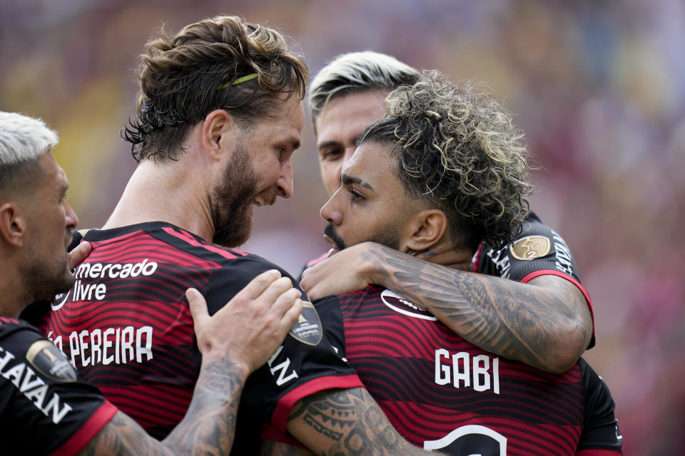 Gabriel Barbosa "Gabigol", de Flamengo, festeja con sus compañeros tras marcar el único gol de la final ante el Athletico Paranense, el sábado 29 de octubre de 2022, en Guayaquil, Ecuador (AP Foto/Fernando Vergara)