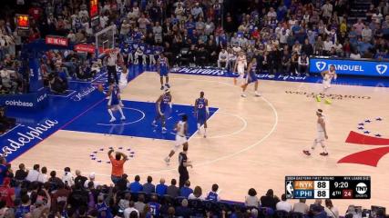 Mitchell Robinson with the big dunk