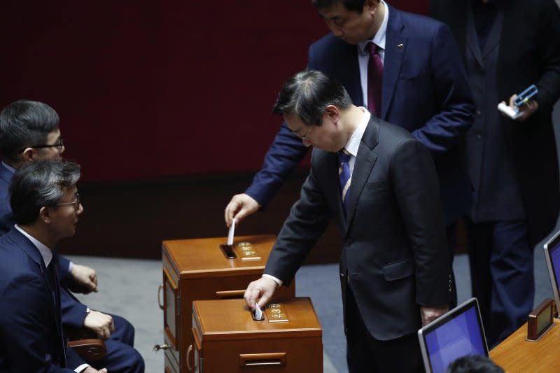 南韓國會9日表決通過朴槿惠總統彈劾案（AP）