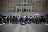 Tourists gather in front of the parliament building in Athens, Greece June 29, 2015. REUTERS/Alkis Konstantinidis