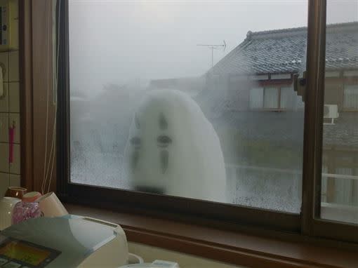 日本網友分享，自己在餐桌前的窗外堆雪人，讓媽媽嚇得驚聲尖叫。（圖／翻攝自@YABUKOGI_LIFE推特）