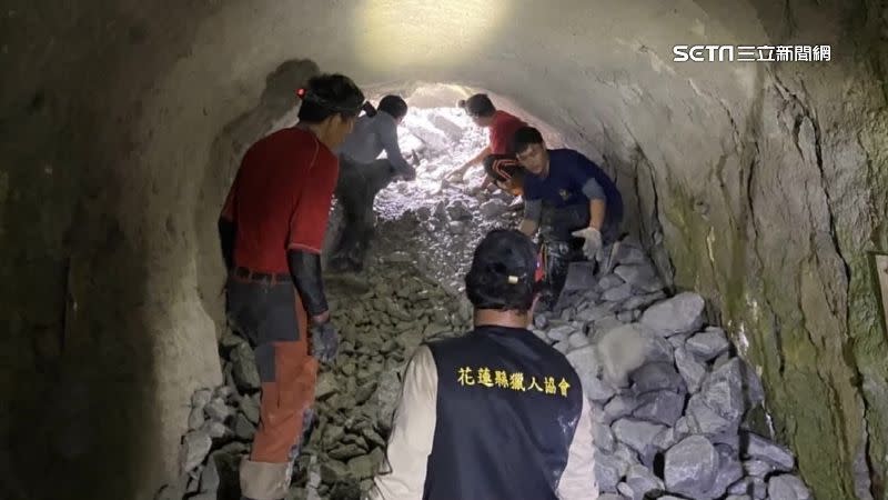 警消挖通隧道，登山客最後成功脫困。
