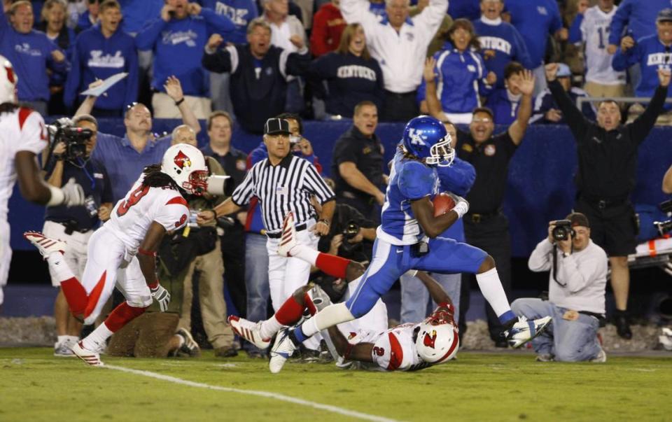 Kentucky’s Steve Johnson scores the winning touchdown on a catch from Andre Woodson with 28 seconds left against archrival Louisville in 2007.