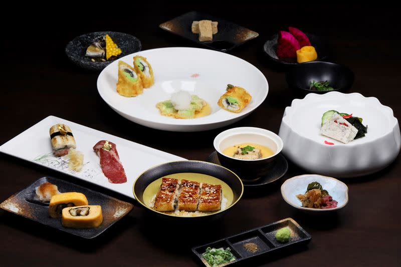 高雄萬豪酒店「京樂日本料理餐廳」特於「土用丑日」推出鰻魚八吃會席料理。（圖／高雄萬豪酒店提供）