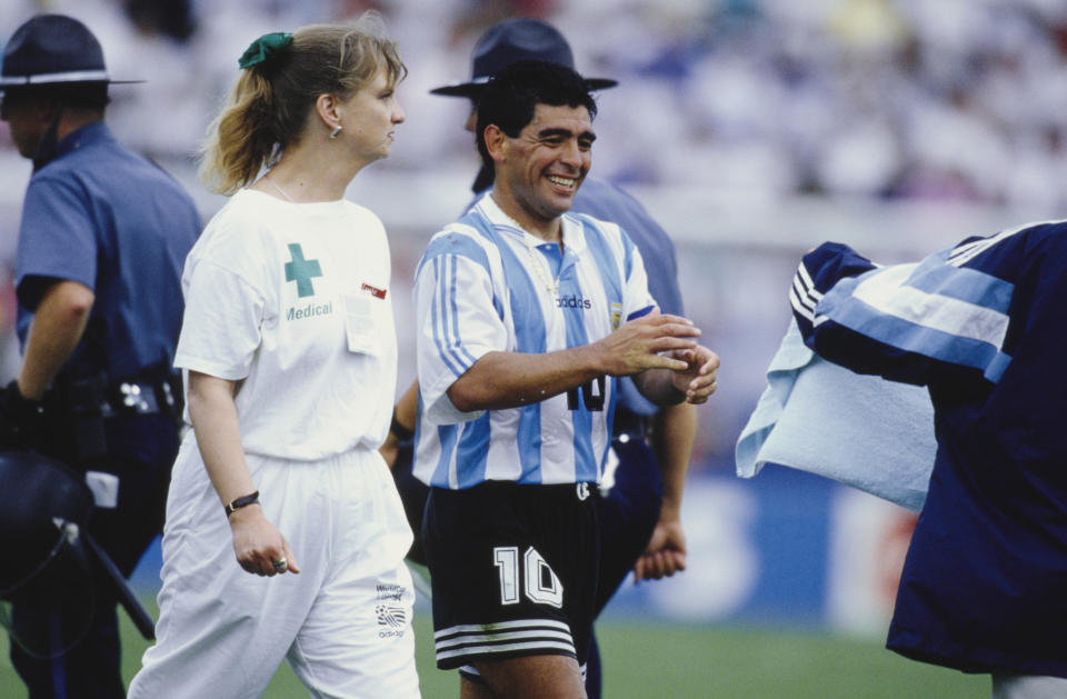 Diego Armando Maradona sale del campo tras jugar contra Nigeria rumbo a una prueba antidopaje. (Michael Kunkel/Bongarts/Getty Images)