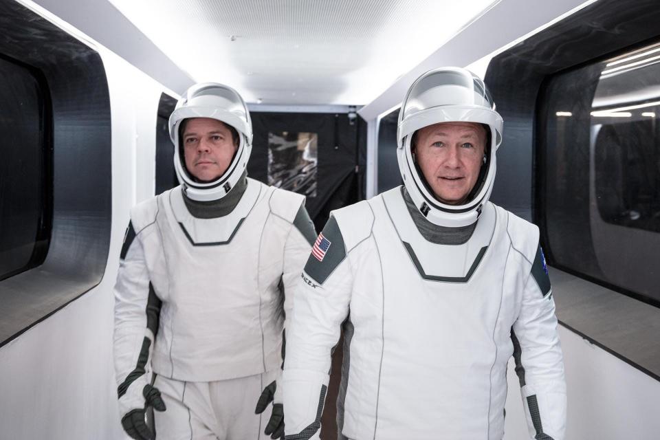 spacex nasa astronauts doug hurley bob behnken commercial crew spacesuits