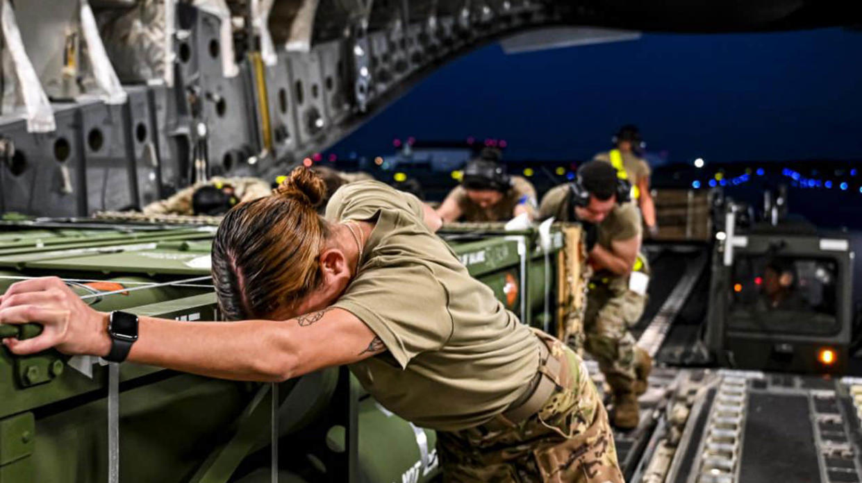 Loading weapons onto a jet. Stock photo: mil.in.ua