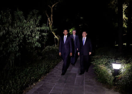 U.S. President Barack Obama and Chinese President Xi Jinping walk together at West Lake State Guest House in Hangzhou, in eastern China's Zhejiang province, September 3, 2016. REUTERS/Carolyn Kaster/Pool