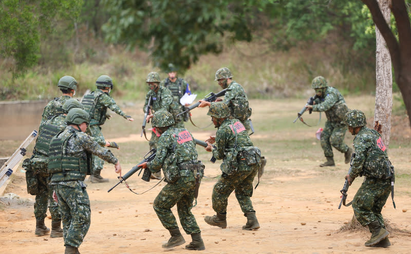 1年義務役期末鑑測  震撼教育（1） 首梯役期1年義務役、陸軍第2226梯役男18日至22日 在台中成功嶺營區展開為期5天的期末鑑測，陸軍司 令部20日邀請媒體赴台中成功嶺營區採訪訓練成果。 中央社記者王飛華攝  113年3月20日 