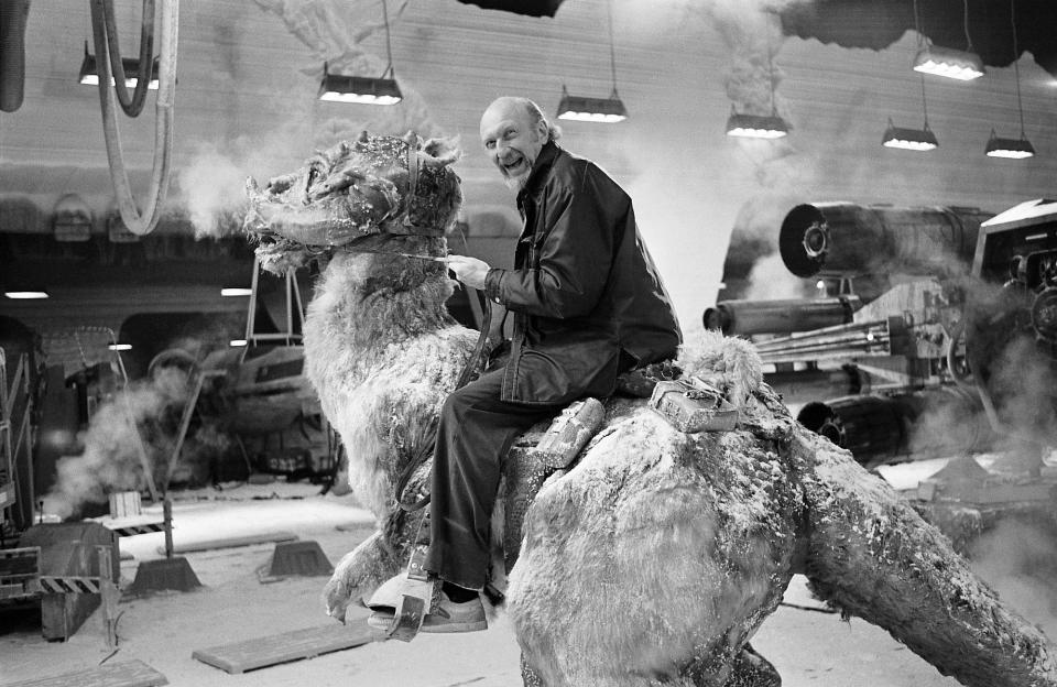 <p>Irvin Kirshner macht vor, wie man einen Tauntaun reitet. Der US-Regisseur drehte den zweiten Teil der “Star Wars”-Reihe, “Das Imperium schlägt zurück”, den viele Fans noch immer für den besten halten. Er starb im November 2010 mit 87 Jahren. (Bild: ddp/INTERTOPICS/PictureLux) </p>