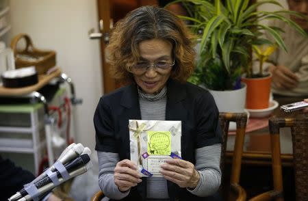 Junko Ishido, mother of Kenji Goto, who is a Japanese journalist being held captive by Islamic State militants, holds letters from her supporters as she speaks to reporters at her house in Tokyo January 28, 2015. REUTERS/Yuya Shino