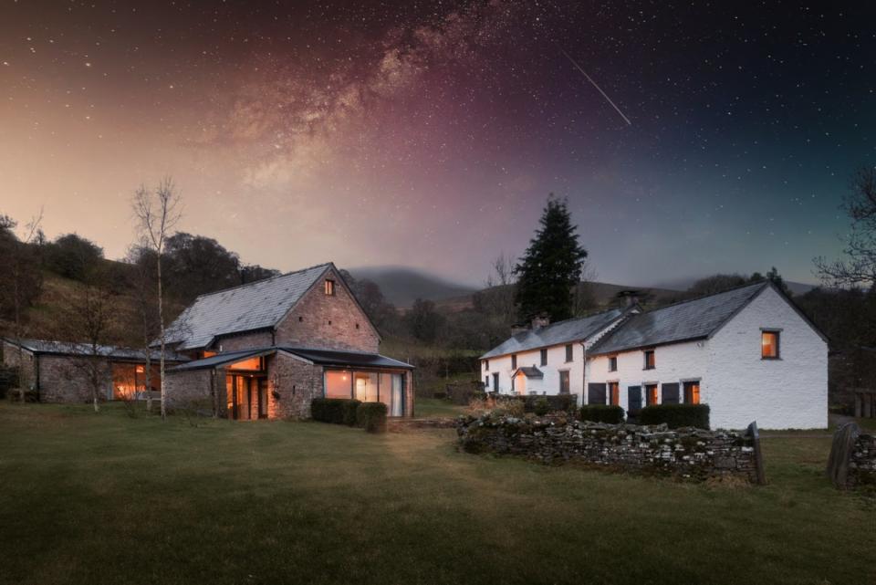 Stargazing like a crowd at Celestia in Wales (© Unique Homestays)