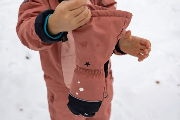 Some kids’ winter gloves are designed with a long gauntlet that can go over the jacket cuff to block wind and snow; (photo/Will Rochfort)