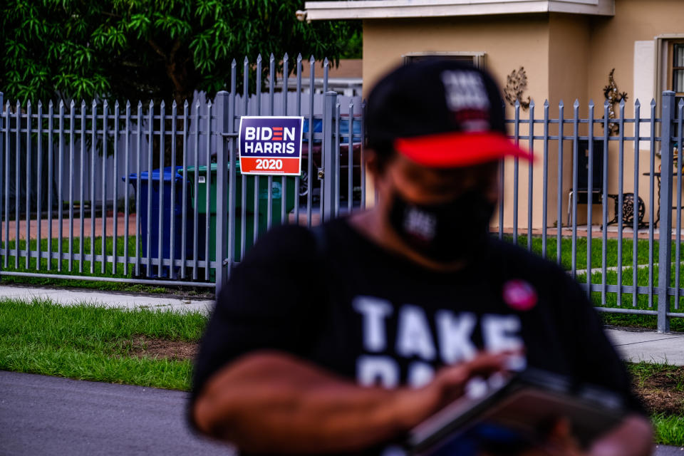 Lareus canvassing in Miami Gardens, Florida. (Photo: Maria Alejandra Cardona for HuffPost)