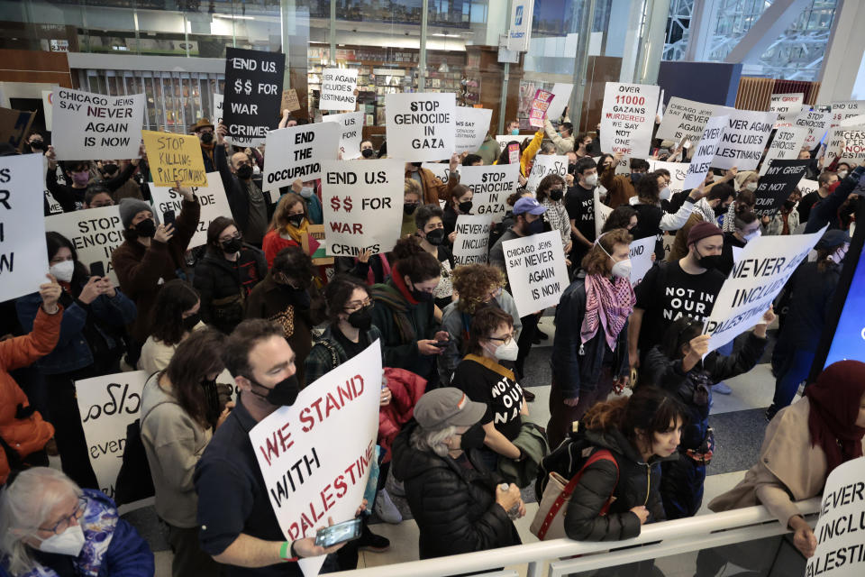 Jews supporting Palestinians demand an immediate ceasefire in Gaza at Chicago's Ogilvie Transportation Center on Monday, Nov. 13, 2023. (Antonio Perez//Chicago Tribune via AP)