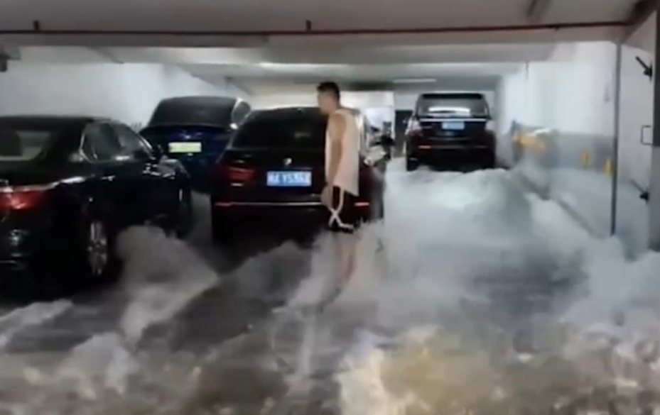 海葵颱風為福州市帶來豪大雨，多處道路變成湍急河流，地下停車場也變成水庫。翻攝百度