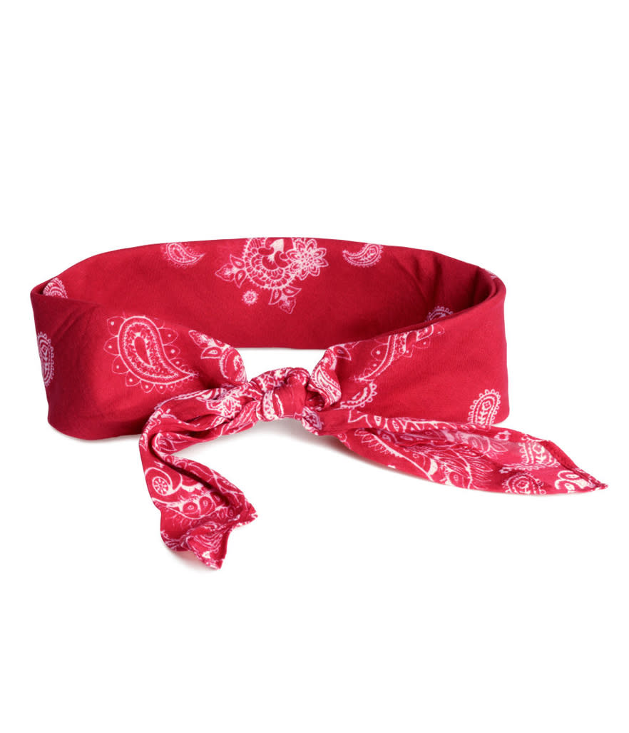 <p>H&M Patterned Scarf In Red, $6, <a rel="nofollow noopener" href="http://www.hm.com/us/product/01087?article=01087-D#article=01087-D" target="_blank" data-ylk="slk:hm.com;elm:context_link;itc:0;sec:content-canvas" class="link ">hm.com</a></p>