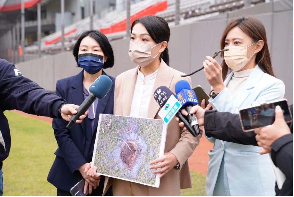 新竹市長高虹安前往新竹市立棒球場檢視球場廢棄物問題。   圖：新竹市政府／提供