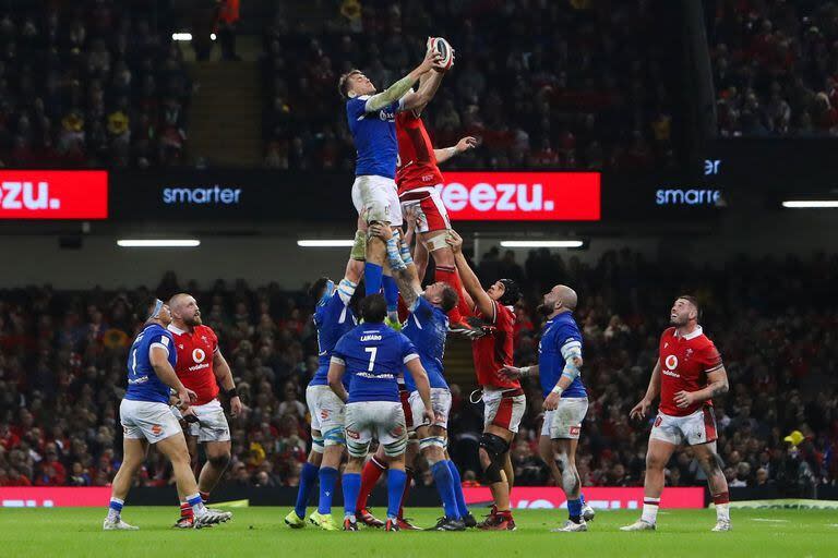 Lucha en lo alto entre Federico Ruzza y Aaron Wainwright; histórico triunfo de Italia en Cardiff