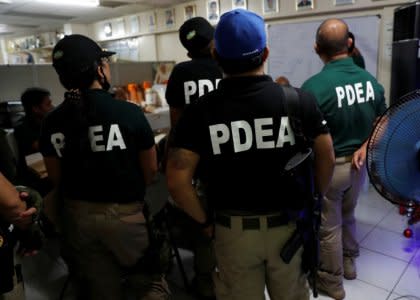FILE PHOTO: Agents of the Philippine Drugs Enforcement Agency (PDEA) take part in a briefing before a drug raid in Quezon city, Metro Manila, Philippines, December 10, 2017. REUTERS/Erik De Castro