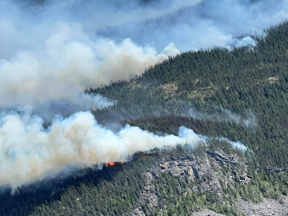 A forest fire continues to burn in Sept-Îles on Quebec's North Shore. (Submitted by André Michel via CBC)