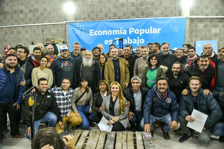 Guzmán, en medio de los dirigentes del Movimiento Evita, esta tarde en Almirante Brown.