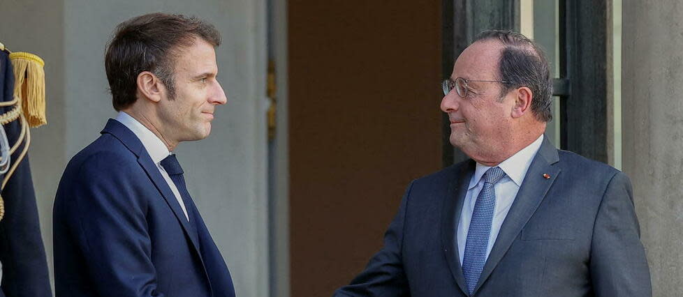 Emmanuel Macron et François Hollande, en février 2022.  - Credit:LOIC BARATOUX Anadolu Agency via AFP