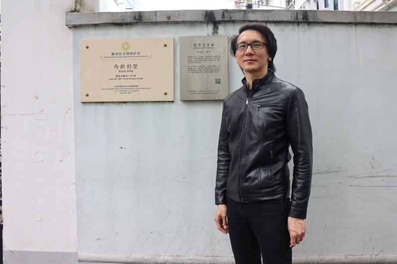 李國弘在上海居所與自製牌匾 挑戰成規 曾從事廣告業的台灣人李國弘，在中國以次文化為主 的平台B站上，用「超人力霸王」角色模型、怪獸山 水畫、自製並演奏特雷門琴等吸引了一些關注。他身 後「優秀藝術家」的牌子其實是一個「惡搞」、實驗 行為，掛在其上海住處社區外牆。 中央社記者張淑伶上海攝 113年5月12日 