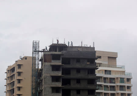 Labourers work at the site of an under construction residential building in Mumbai, India, August 30, 2016. REUTERS/Danish Siddiqui