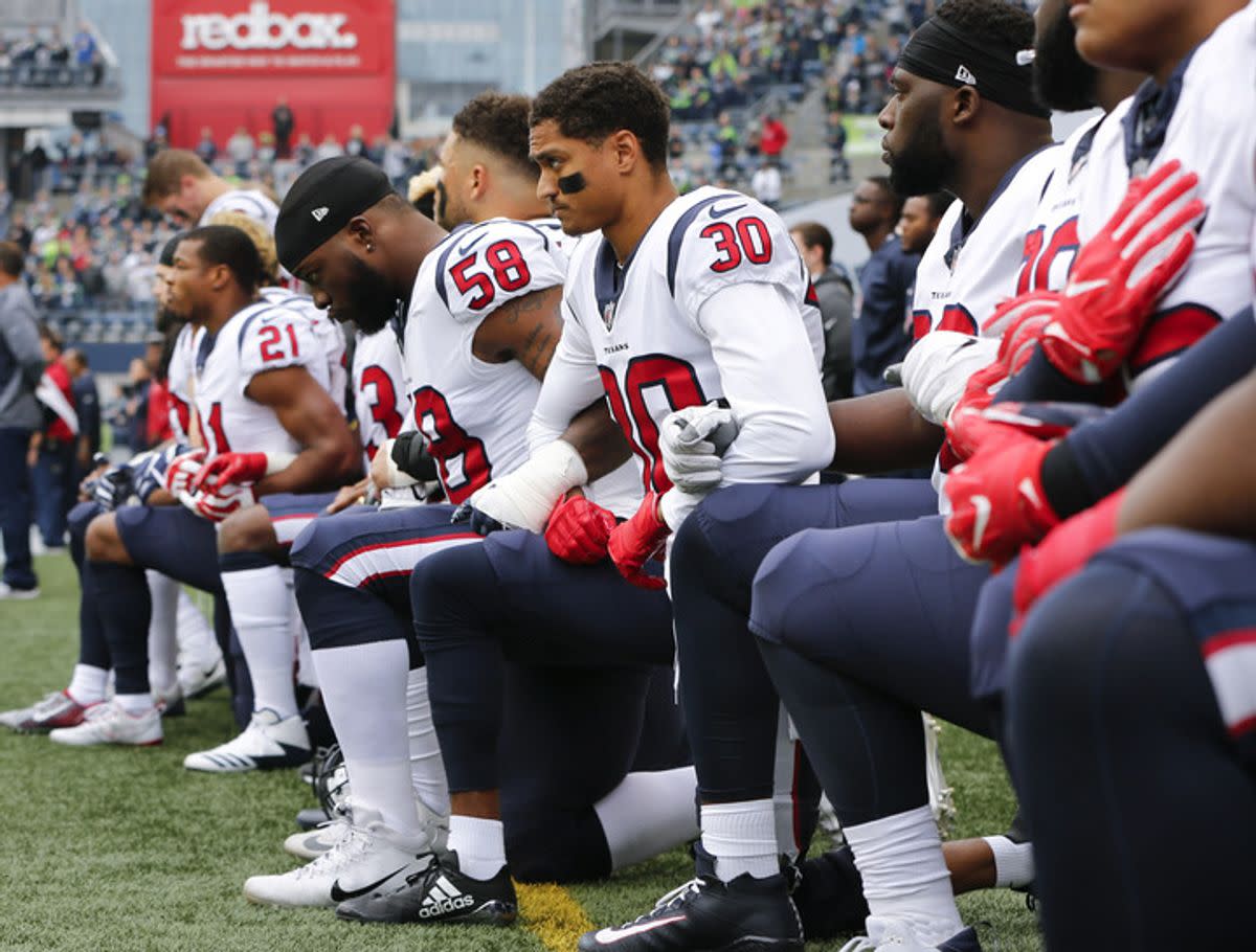 Fact Check: NFL Referees Ejected 4 Players For Kneeling During National  Anthem?