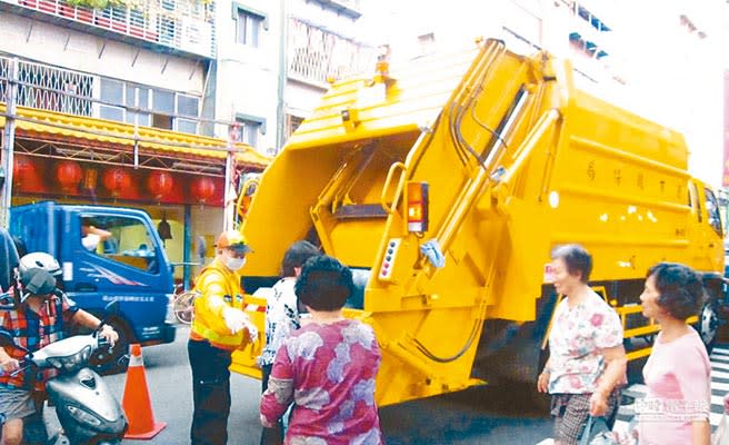 高雄鍾姓垃圾清潔隊員不滿吳姓婦人倒垃圾時雨傘戳到他，兩人爆發口角，還出手鎖喉對方。二審認定他防衛過當，依傷害罪判55天，得易科罰金，可上訴。（本報資料照／袁庭堯高雄傳真）