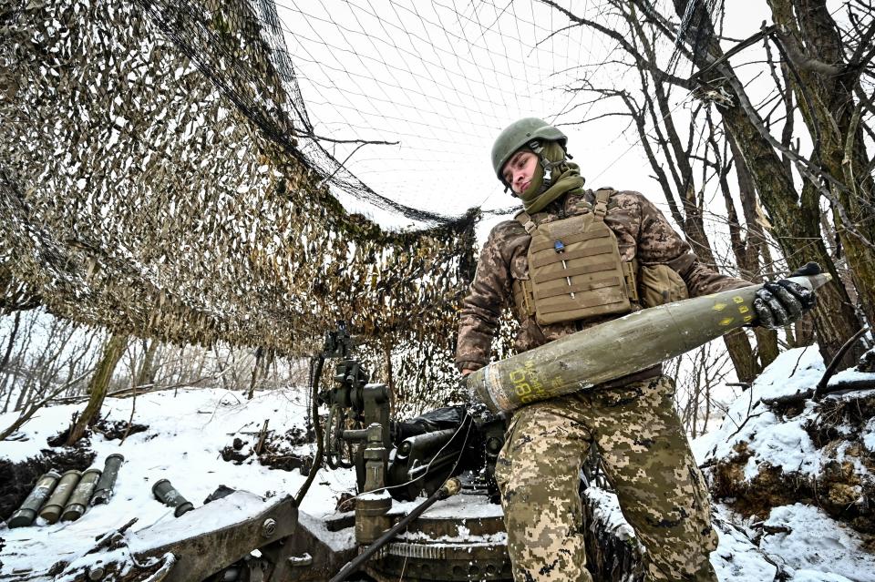 A soldier of the 66th separate gun artillery battalion of the 406th separate artillery brigade of the Armed Forces of Ukraine is depicted by the American M777 howitzer.