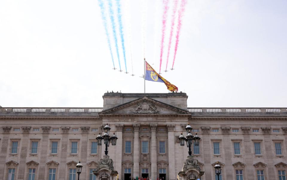 The Red Arrows flying over Buckingham Palace 