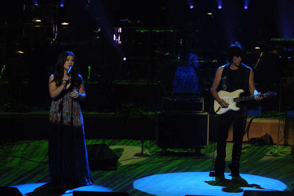 Kelly Clarkson and Jeff Beck perform on Idol Gives Back.