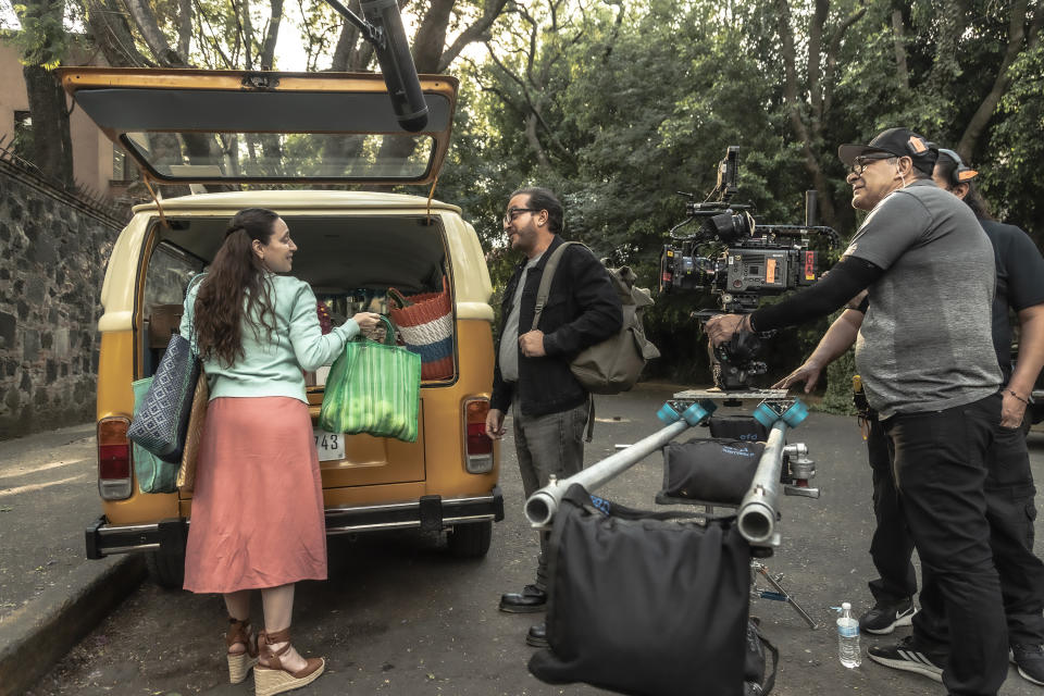 En esta fotografía proporcionada por ViX, Mariana Treviño, izquierda, y Andrés Almeida en una escena de "El sabor de la Navidad". (ViX vía AP)