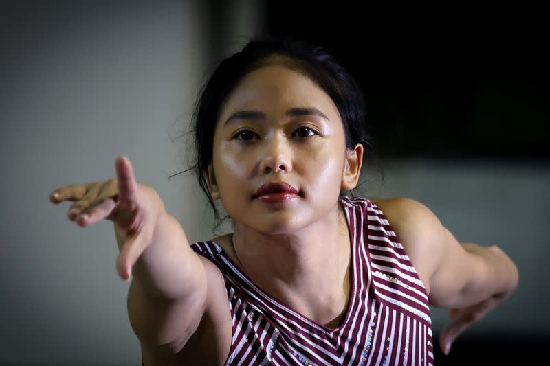 Rifda Irfanaluthfi, de 24 años, posa para un retrato en un gimnasio de Yakarta