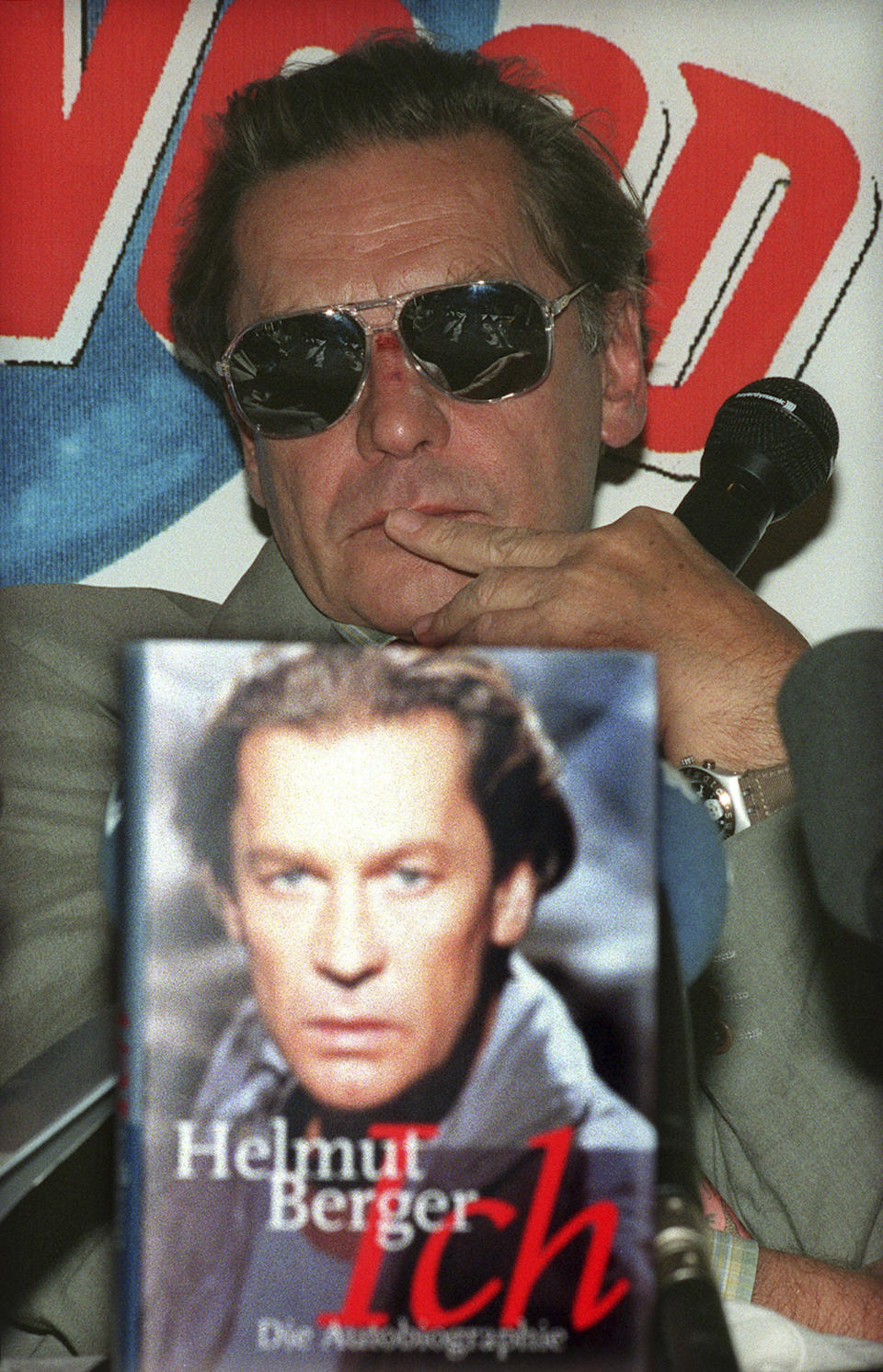 ARCHIVO - El actor austriaco Helmut Berger en la presentación de su autobiografía en Berlín, Alemania, el 25 de agosto de 1998. Berger, astro del cine europeo de las décadas de 1960 y 1970, quien que saltó a la fama con papeles en películas del director italiano Luchino Visconti, ha muerto. Tenía 78 años. (Foto AP/Hans Edinger, archivo)