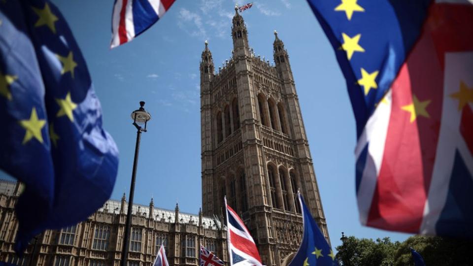Parlamento brit&#xe1;nico con banderas de la UE y de Reino Unido.